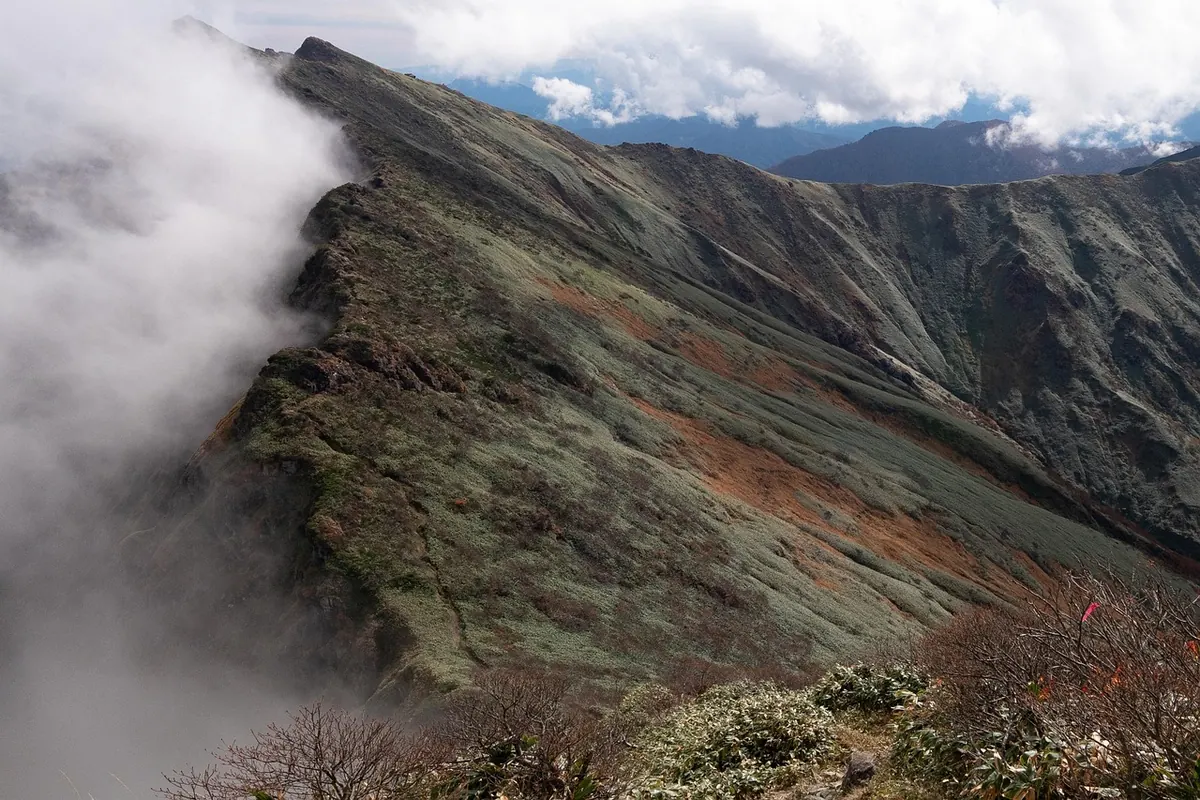 Wide-Angle vs Telephoto Lenses for Mountain Landscapes: Which to Use and When